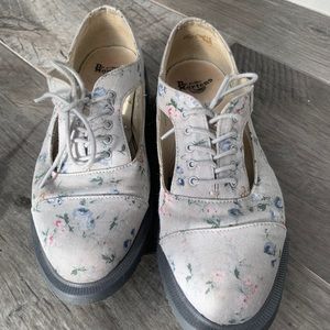Dr marten Carrie in grey wild flowers